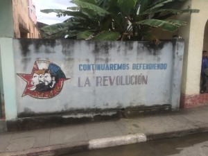"CONTINUAREMOS DEFENDIENDO LA REVOLUCIÓN" , Baracoa そのまんま翻訳で、「私たちは革命を守り続けます」。 左の絵のUJCはなんだかわかりませんが、顔の上に小さく書いてあるのが「ESTUDIO（教育）」「TRABAJO（雇用）」「FUSIL（銃？ライフル？）」。なかなかお国柄を感じます。 似ても似つかぬですけど、手前からチェ・ゲバラ、カミーロ・シエンフエゴス、一番奥が誰だかわかりません。